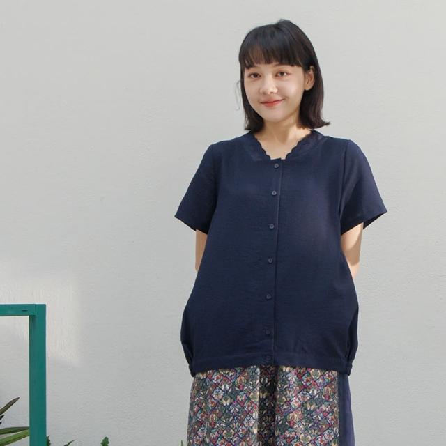 【MOSS CLUB】素面蕾絲V領開襟短袖襯衫(藍 白 卡/魅力商品)