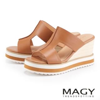 【MAGY】真皮鏤空雙寬帶楔型高跟拖鞋(棕色)