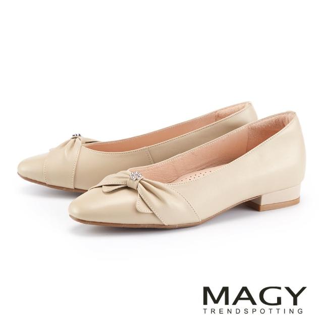 【MAGY】真皮抓皺蝴蝶結造型鑽飾低跟鞋(杏色)