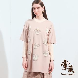 【TOWN’WEAR 棠葳】宮廷印圖長版T恤(女上衣/女上著/滿版/短袖/印字/鑽飾/休閒/磨毛)