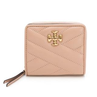 【TORY BURCH】Kira Chevron 扣式對開短夾(粉杏)