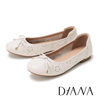 【DIANA】羊皮簍空燒花平底娃娃鞋(米色)