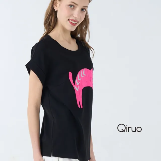 【Qiruo 奇若名品】U領棉質T袖口反摺胸前亮粉貓咪圖印花黑色上衣7001A