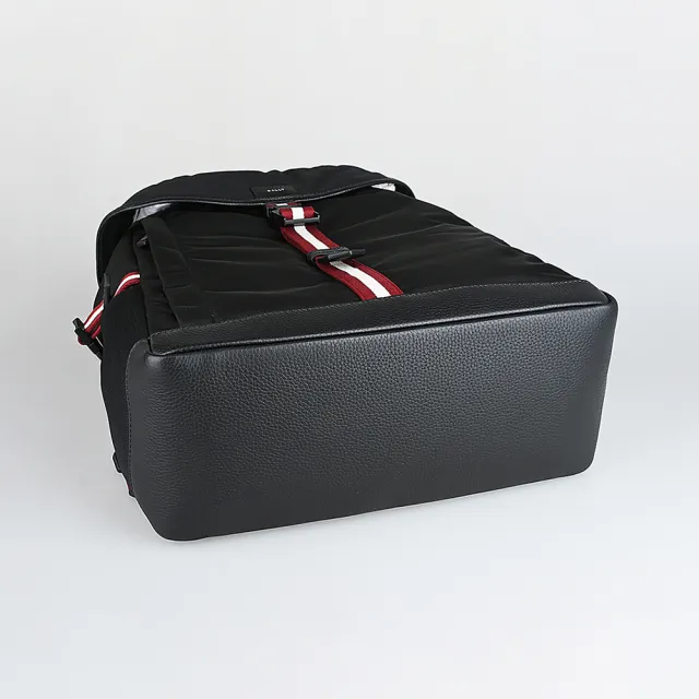 【BALLY】BALLY Code內裡縫線皮標銀字LOGO紅白直條紋織帶設計尼龍邊飾牛皮釦式束口後背包(黑)