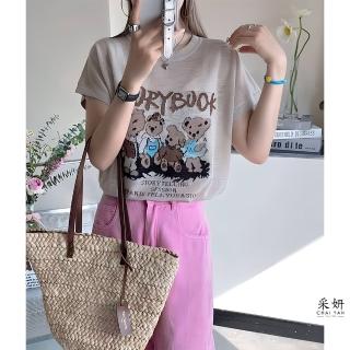 【CHAI YAN 採妍】無肩線小熊字母刺繡針織圓領短袖上衣(春夏新款上衣-65-78公斤可穿)