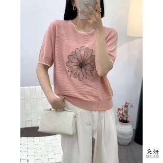 【CHAI YAN 採妍】花朵刺繡橫壓紋針織圓領短袖上衣(春夏新款上衣-65-78公斤可穿)