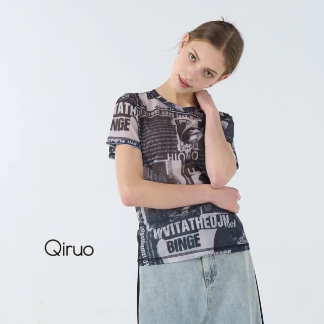 【Qiruo 奇若名品】裸紗質 英文報紙圖文造型  黑灰色短袖上衣7070A