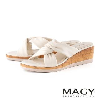 【MAGY】扭結柔軟羊皮楔型厚底拖鞋(米色)