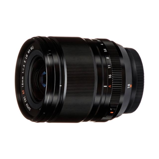 FUJIFILM 富士 XF 18mm F/1.4 R LM WR 是一款高效能廣角定焦鏡頭,採用 f=18mm 焦距(等效 35mm 格式 27mm),最大光圈 F1.4 提供出色低光表現與淺景深效果。鏡片組為 9 組 15 片,9 片光圈葉片打造圓潤散景;視角達 76.5°,放大倍率 0.15x,適合風景、人像與街拍。線性馬達 (LM) 對焦系統快速精準,全天候 WR 設計防塵防滴。尺寸 Ø68.8mm x 75.6mm,重約 370g,濾鏡尺寸 Ø62mm。適用 FUJIFILM X 系列無反相機,公司貨保固 12 個月。 FUJIFILM富士軟片 XF 18mm F/1.4 R LM WR