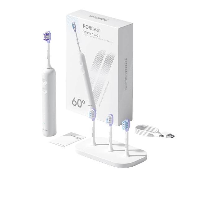 PORClean 寶可齡 V601 超音波振動式電動牙刷，專為成人設計，提供清潔潔牙模式，配備2支敏感刷頭、1支清潔刷頭及1支亮白刷頭，總計4支刷頭。採用TYPE-C充電式電源，輕巧尺寸17x2.8x3 cm，重量僅155.5g，適合日常口腔護理。中國製造，1年保固，含充電線及說明書，完美實現深層潔淨與牙齒美白，電動牙刷首選！
