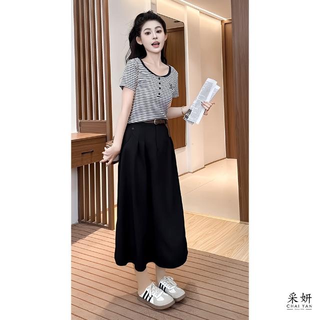 【CHAI YAN 采妍】二件式 橫條紋假排釦刺繡短袖上衣+後腰鬆緊鈕釦拉鍊A字長裙(春夏新款套裝-65-78公斤可穿)