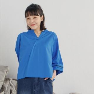 【MOSS CLUB】半開襟壓摺圈繡花氣質長袖上衣(藍 白)