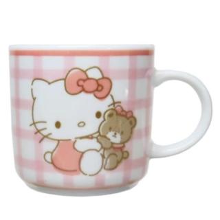 【小禮堂】Sanrio 三麗鷗 Hello Kitty 陶瓷馬克杯 格紋報熊款(平輸品)