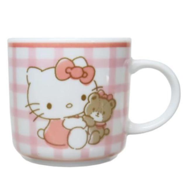 【小禮堂】Sanrio 三麗鷗 Hello Kitty 陶瓷馬克杯 格紋報熊款(平輸品)