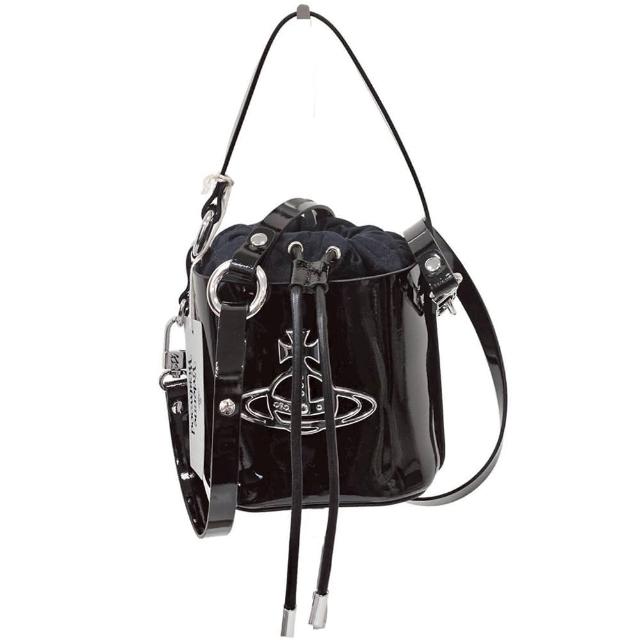 【Vivienne Westwood】漆皮亮面手提肩背束口水桶包/手提斜背兩用/黑(贈原廠防塵袋紙袋/送禮)