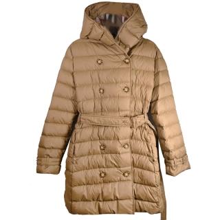 【BURBERRY 巴寶莉】WITLEY 英系英倫風繫腰帶連帽長版輕便羽絨外套(卡其)