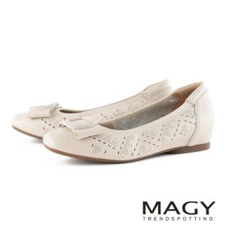 【MAGY】真皮蝴蝶結菱紋沖孔方頭內增高娃娃鞋(米色)