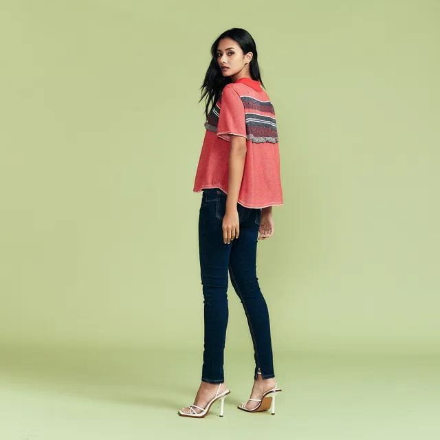 【ICHE 衣哲】Cop.Copine 紅漾晨曦．條紋荷葉領Polo造型針織上衣(兩色)