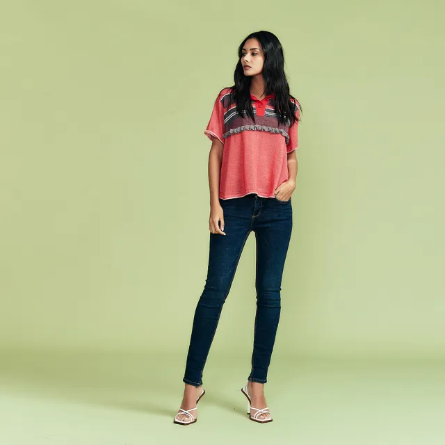 【ICHE 衣哲】Cop.Copine 紅漾晨曦．條紋荷葉領Polo造型針織上衣(兩色)