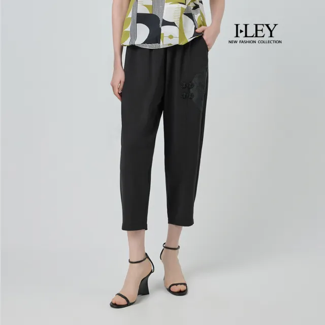 【ILEY 伊蕾】盤釦刺繡鬆緊腰燈籠褲(黑；M-2L；1252676602)