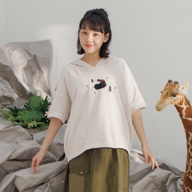 【MOSS CLUB】森林小憩兔印花連帽落肩五分袖T恤(黑 綠 杏)