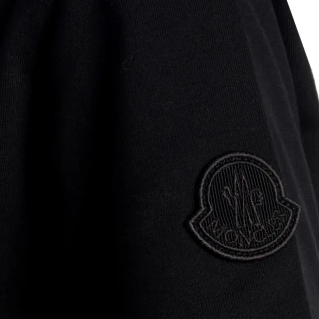 【MONCLER】女款 左臂品牌LOGO 蕾絲下擺短袖T恤-黑色(XS號、S號、M號、L號)