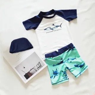 【橘魔法】鯊魚深藍插肩短袖泳衣+五分褲泳褲+泳帽(2件式 泳裝 夏天 童裝 泳衣 兒童 玩水 男童)
