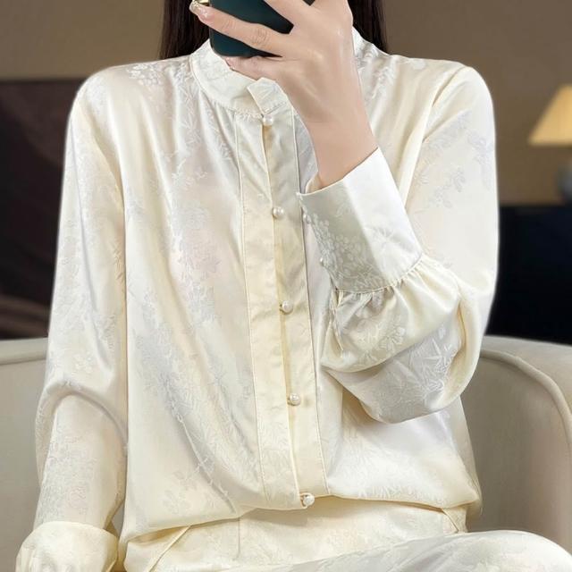 【時尚巴黎】現貨+預購 緞面襯衫長袖上衣(珍珠扣立領絲質提花3色74lc96)