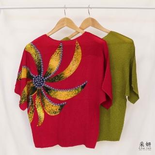 【CHAI YAN 採妍】無肩線單側大花朵圖樣壓褶花圓領短袖上衣(春夏新款上衣-65-78公斤可穿)