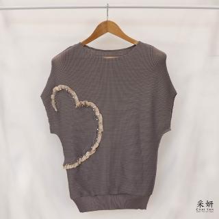 【CHAI YAN 採妍】無肩線愛心薄紗拼接壓褶花圓領短袖上衣(春夏新款上衣-65-78公斤可穿)