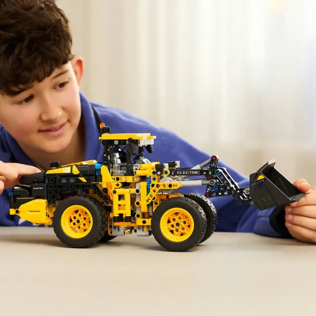 【LEGO 樂高】科技系列 42209 Volvo L120 Electric 輪式裝載機(交通工具玩具 居家擺設 積木 玩具模型)