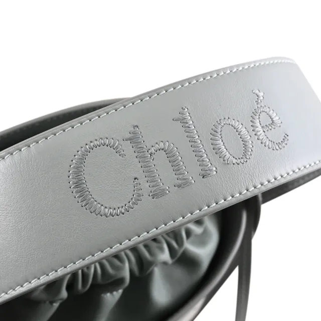 【Chloe’ 蔻依】Sense Bucket 簡約電繡LOGO小牛皮手提兩用包水桶包(灰綠)