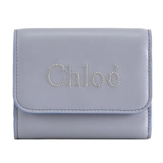 【Chloe’ 蔻依】SENSE 簡約電繡品牌LOGO小牛皮三折扣式零錢短夾(灰藍)