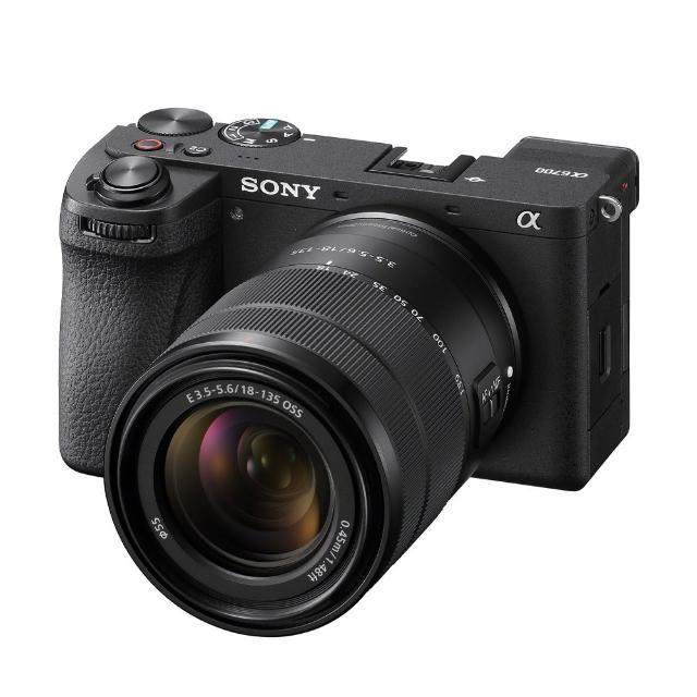  SONY 索尼 A6700 ILCE-6700 微單眼相機，搭載 APS-C 尺寸 CMOS 影像感應器，有效畫素約 2600 萬，支援 ISO 25600 以上高感光度拍攝。3.0 吋以上翻轉式螢幕，方便自拍與 vlog 創作。最快快門速度 1/4000 秒，視平式電子觀景器視野率 100%，機身輕巧僅約 409g (不含電池)，尺寸約 122.0 x 69.0 x 75.1 mm。儲存 SD/SDHC/SDXC 卡，片幅 APS-C，完美適合攝影愛好者。公司貨提供 24 個月保固，專業級效能讓創作無限可能！ 