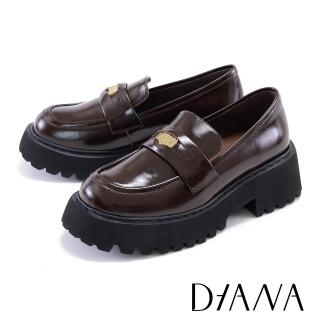 【DIANA】經典鏡面牛皮復古浮雕飾扣厚底樂福鞋(咖啡)