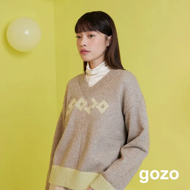 【gozo】仿浣熊毛V領字母配色毛衣(兩色)