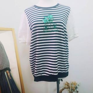 【YUTZUYA 優姿雅】個性綠花小熊燙鑽雕花條紋寬版上衣(寬版上衣/條紋/燙鑽/高彈棉質/百搭圓領)