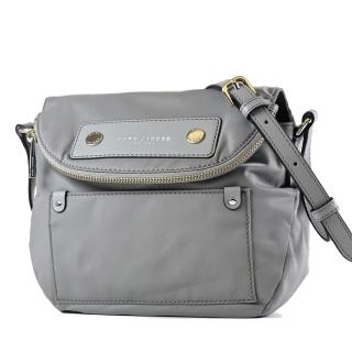 【MARC JACOBS】高密度尼龍磁吸釦翻蓋馬鞍包-灰色
