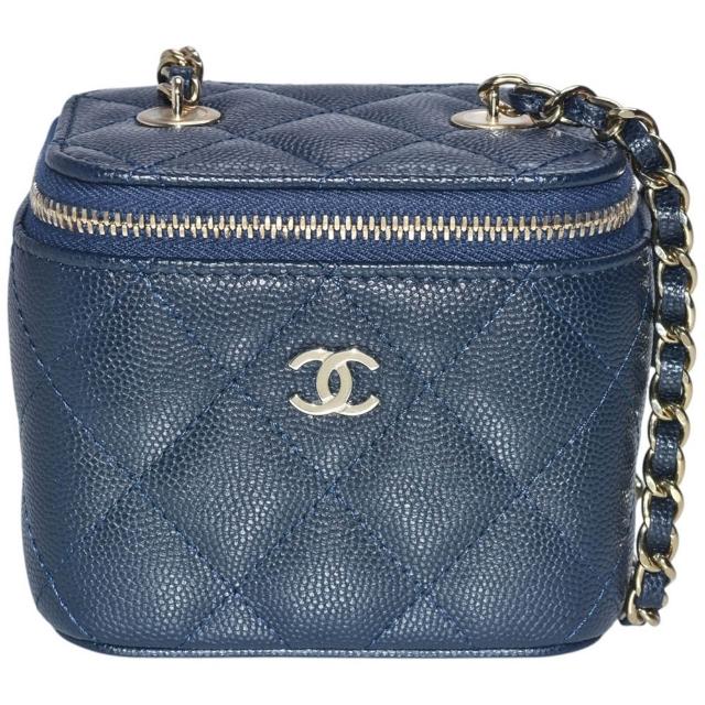 【CHANEL 香奈兒】經典雙C LOGO菱格粒紋牛皮金屬鍊帶斜背化妝包(迷你-深藍AP1340C-DEEPBLUE-GP)