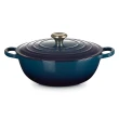 【Le Creuset】典藏琺瑯鑄鐵鍋媽咪鍋28cm(焦糖奶茶/極光午夜藍/藍色迷霧 3色選1)