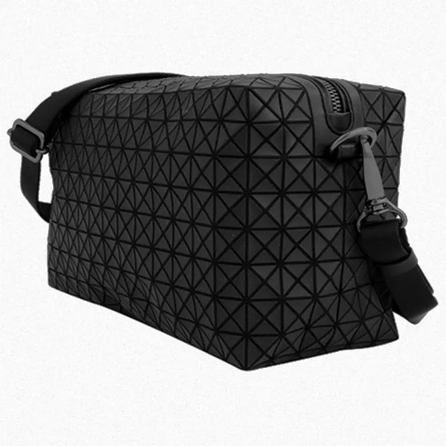 【ISSEY MIYAKE 三宅一生】BAOBAO 細格紋斜背馬鞍包(霧面黑)