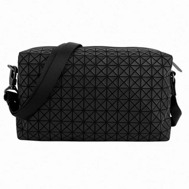 【ISSEY MIYAKE 三宅一生】BAOBAO 細格紋斜背馬鞍包(霧面黑)