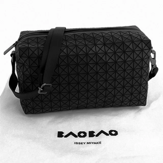 【ISSEY MIYAKE 三宅一生】BAOBAO 細格紋斜背馬鞍包(霧面黑)