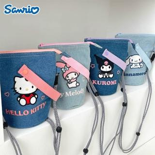 【SANRIO 三麗鷗】三麗鷗牛仔斜背水桶手機包 隨身小包(酷洛米/大耳狗/美樂蒂/凱蒂貓)