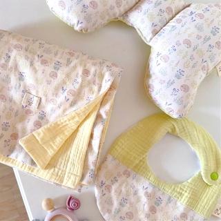 【Lianne baby】彌月禮盒組 臺灣手作韓國天然染色嬰兒被圍兜蝴蝶枕 草地刺蝟組(嬰兒被 滿月禮 嬰兒禮物)