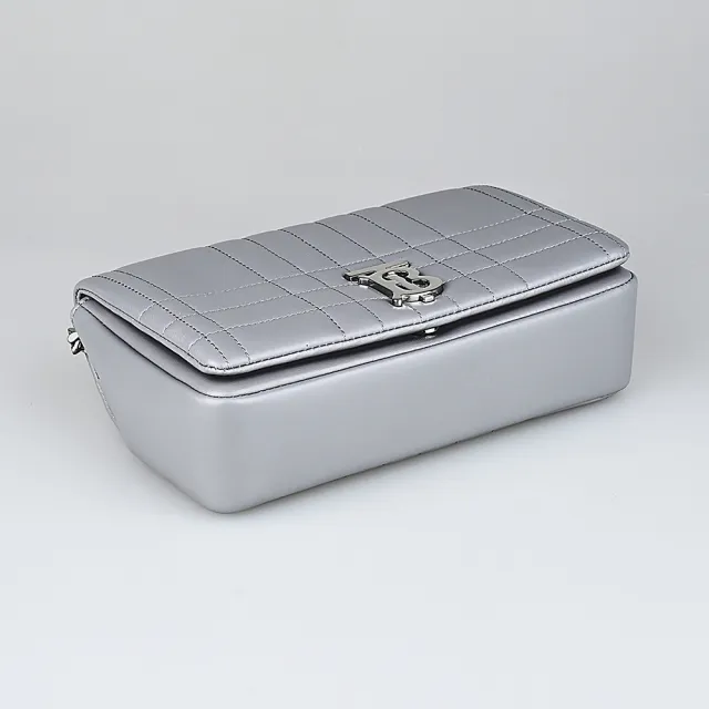 【BURBERRY 巴寶莉】BURBERRY LOLA TB字母LOGO格紋絎縫綿羊皮釦式斜背鍊帶包(雲灰)