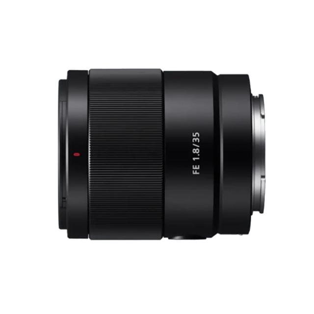  SONY 索尼 SEL35F18F FE 35mm F1.8 是專為 Sony E-mount 相機設計的輕巧廣角鏡頭，重約 201g~400g，提供 F1.8 大光圈與優異畫質。公司貨正品，上網註冊享有 2 年保固（24 個月），詳細資訊請參考原廠官網。適合風景、人像等拍攝，顧客諮詢請撥 4499111。 