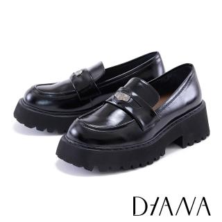 【DIANA】經典鏡面牛皮復古浮雕飾扣厚底樂福鞋(黑色)
