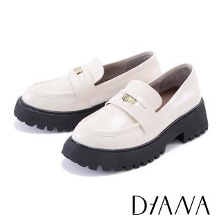 【DIANA】經典鏡面牛皮復古浮雕飾扣厚底樂福鞋(米色)