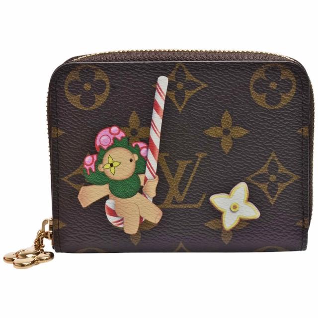 這款 LV LOUIS VUITTON 路易威登 M12210 聖誕限定 Candy Factory 系列 Monogram 帆布拉零錢包，以經典 Monogram 帆布為主體，搭配聖誕節限定的咖啡色與紅色設計，展現節日氛圍。內裡為高質感牛皮材質，擁有9個內部夾層，方便收納零錢與小物。商品為全新未使用，附原廠包裝盒與防塵袋，來自法國歐洲直送，適合女性使用，是收藏與日常搭配的理想選擇。